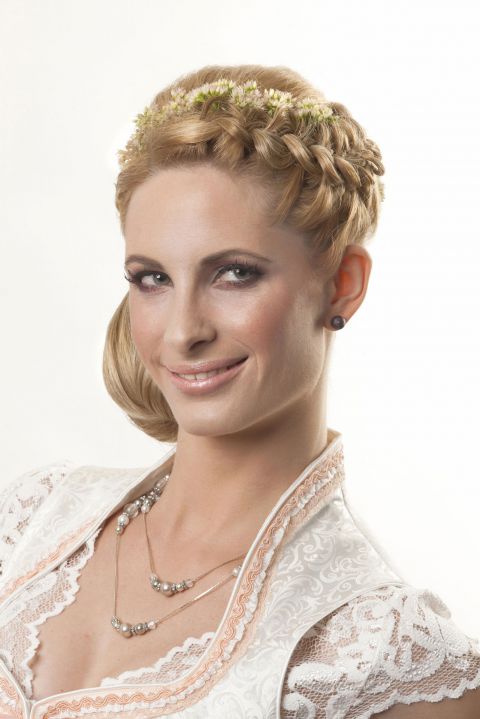 Hair: Katharina Bedrava Make-up: Nadja Hluchovsky Fotograf: Thomas Karner