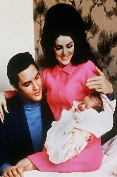 Elvis Presley mit Ehefrau Priscilla und Tochter Lisa-Marie. Bild: dpa Fotoreport
