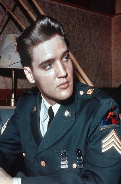 Elvis war 1958 bis 1960 als Soldat in Friedberg (Hessen) in Deutschland stationiert, wohnte in der Nachbarstadt Bad Nauheim. Auch da trug er eine Tolle, wenn auch die Haare etwas kürzer waren. Bild: dpa Bildarchiv