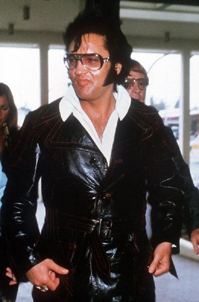 Elvis in den 70er-Jahren mit großen Koteletten. Bild: dpa Bildarchiv