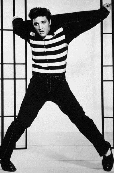 Heißer Hüftschwung, wilde Frisur, markante Stimme - Diese Szene aus dem Film Jailhouse Rock hat Elvis noch mehr zum Weltstar gemacht. Bild: picture alliance / AP Images